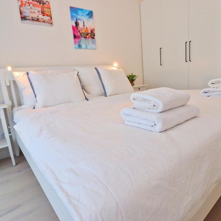 Sunny Apartment In Smichov, Prague 5 المظهر الخارجي الصورة
