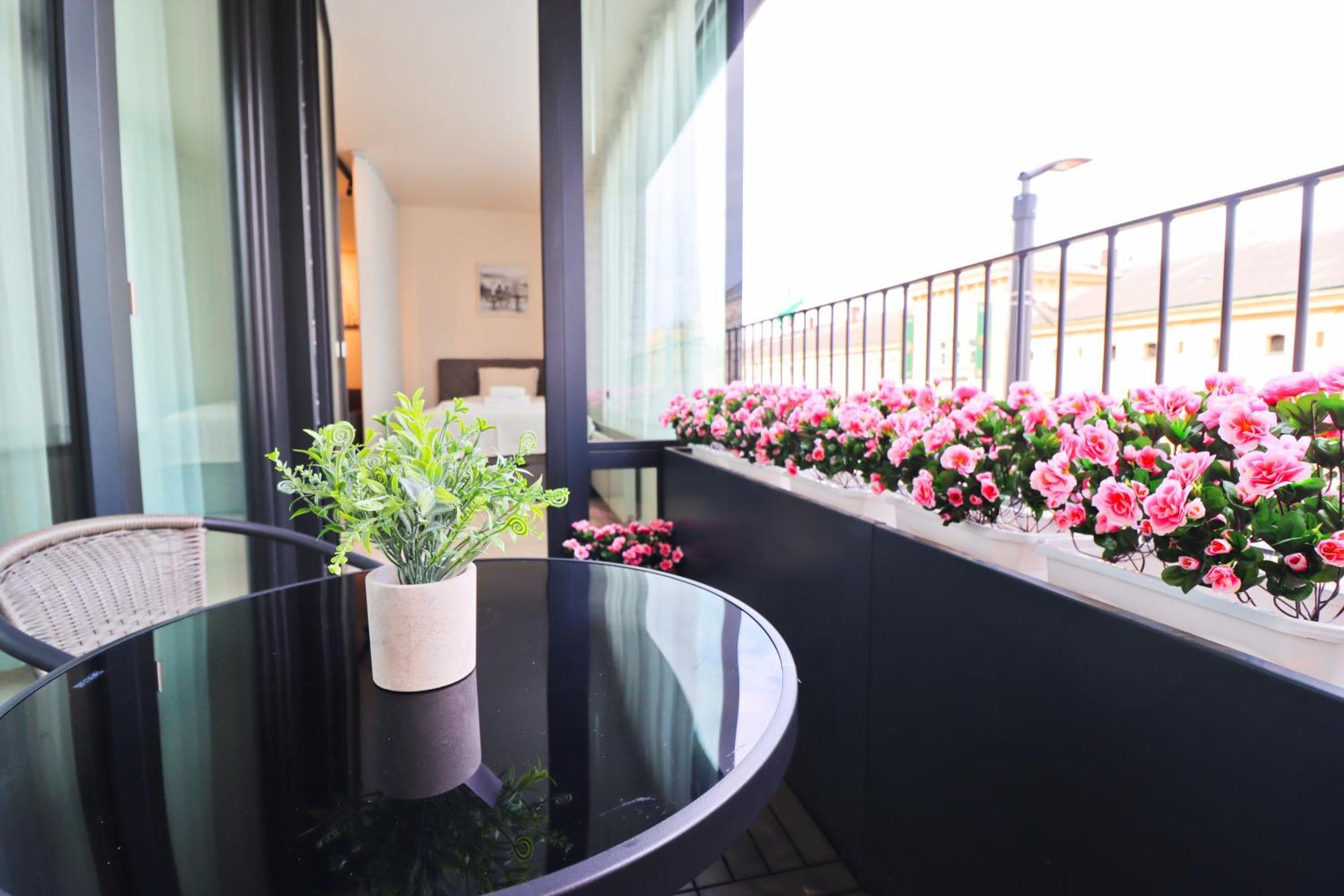 Sunny Apartment In Smichov, Prague 5 المظهر الخارجي الصورة
