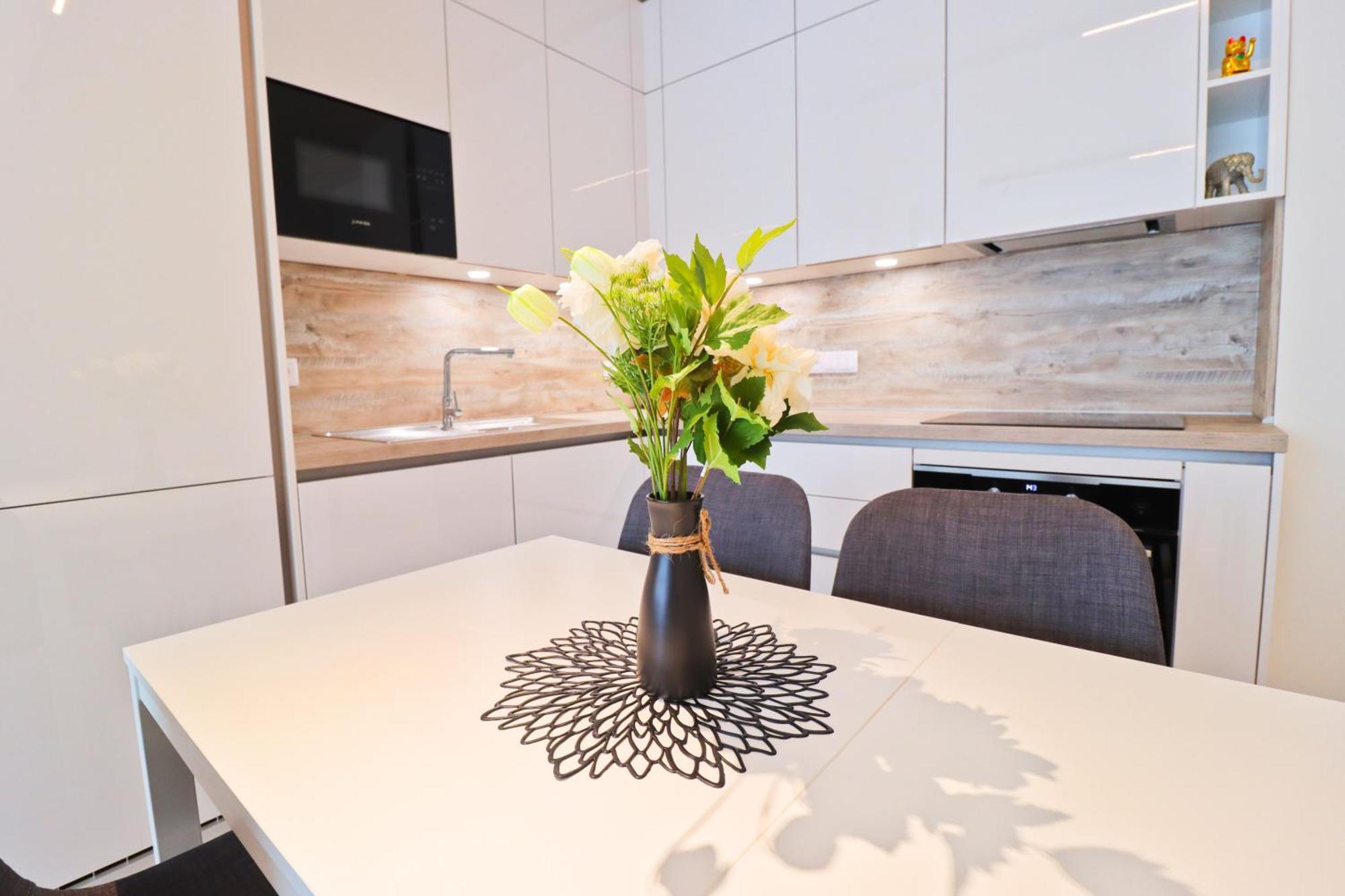 Sunny Apartment In Smichov, Prague 5 المظهر الخارجي الصورة