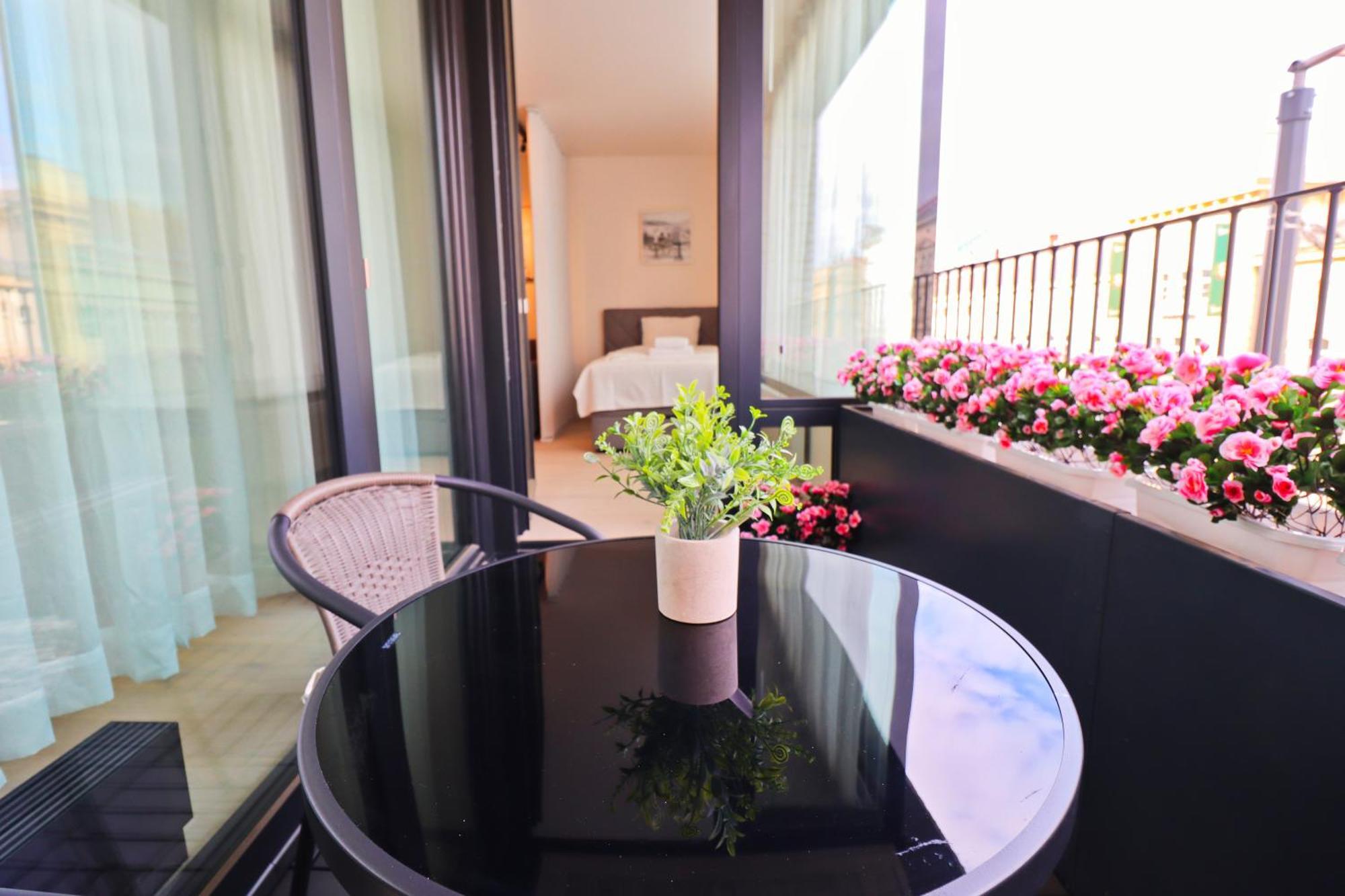 Sunny Apartment In Smichov, Prague 5 المظهر الخارجي الصورة