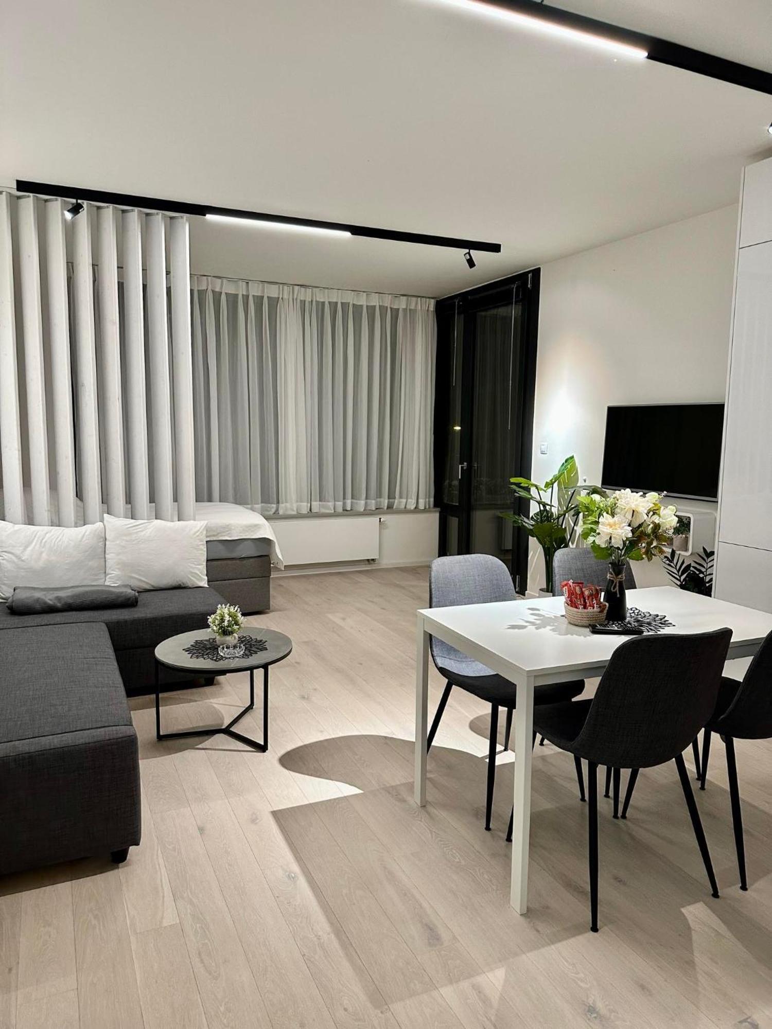 Sunny Apartment In Smichov, Prague 5 المظهر الخارجي الصورة