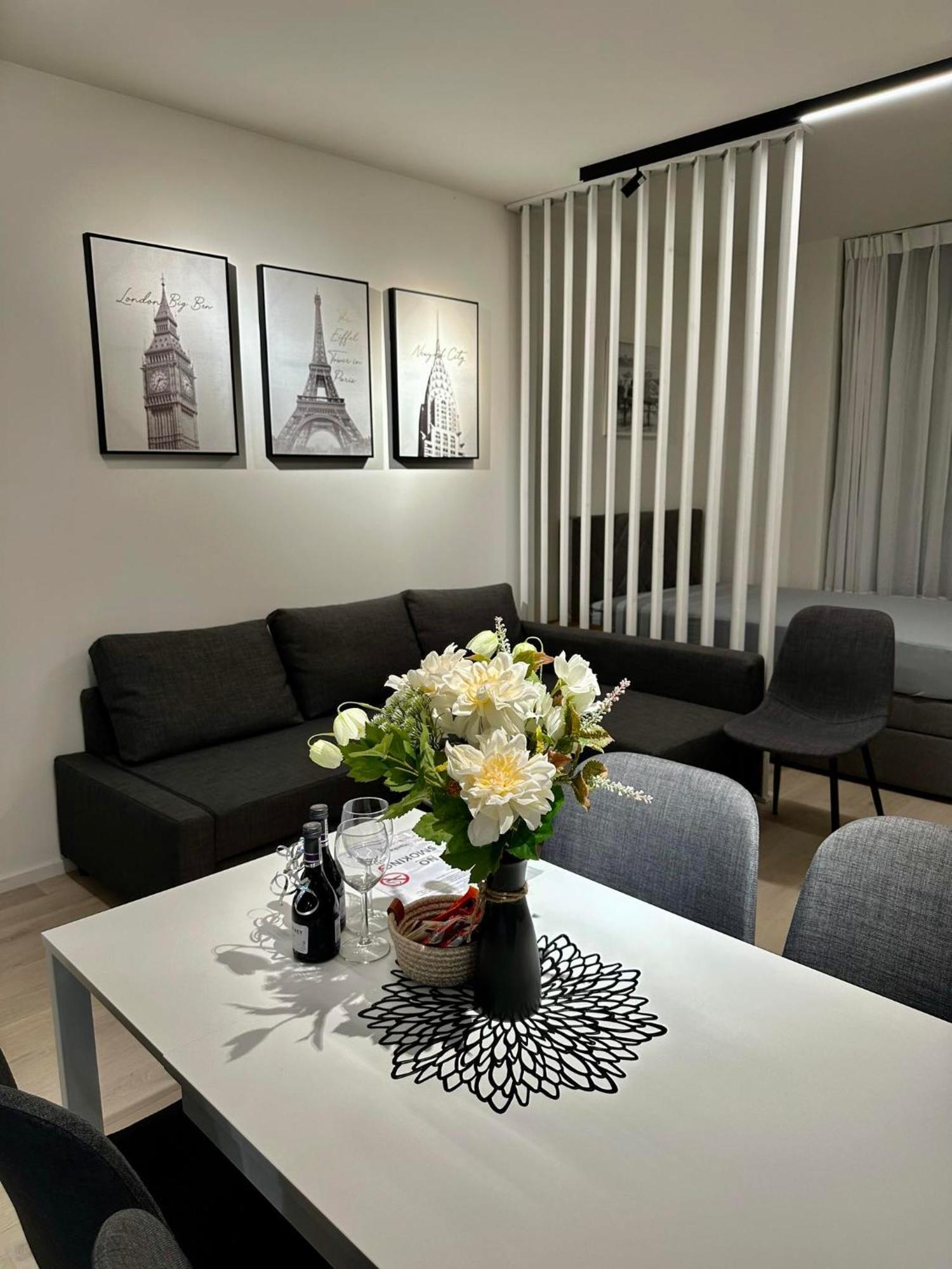 Sunny Apartment In Smichov, Prague 5 المظهر الخارجي الصورة